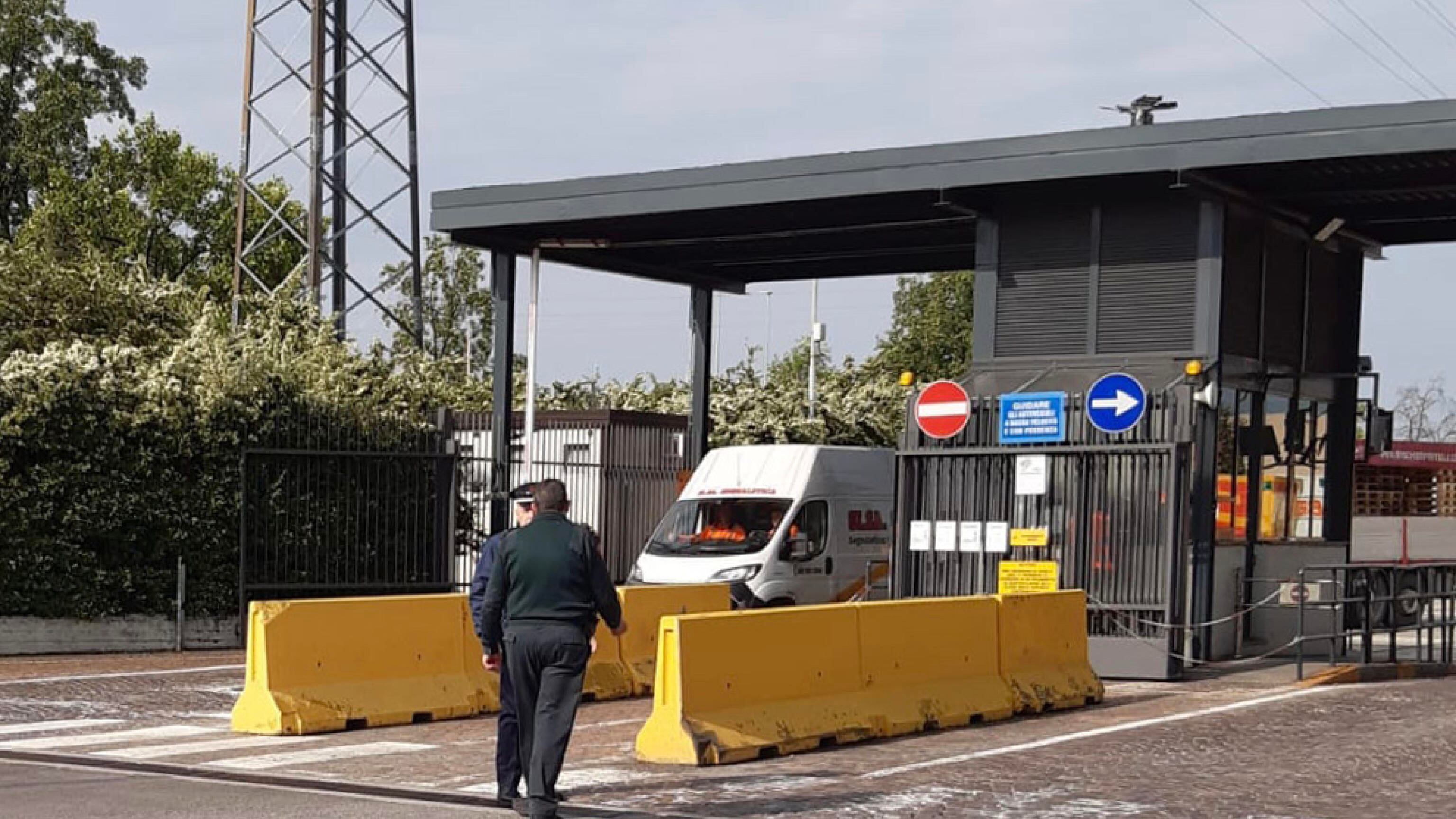 Milano, schiacciato tra due camion dell'Esselunga: muore un operario