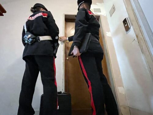 Le occupano casa, ferisce l’abusivo e va in carcere. Ma l’immobile resta occupato