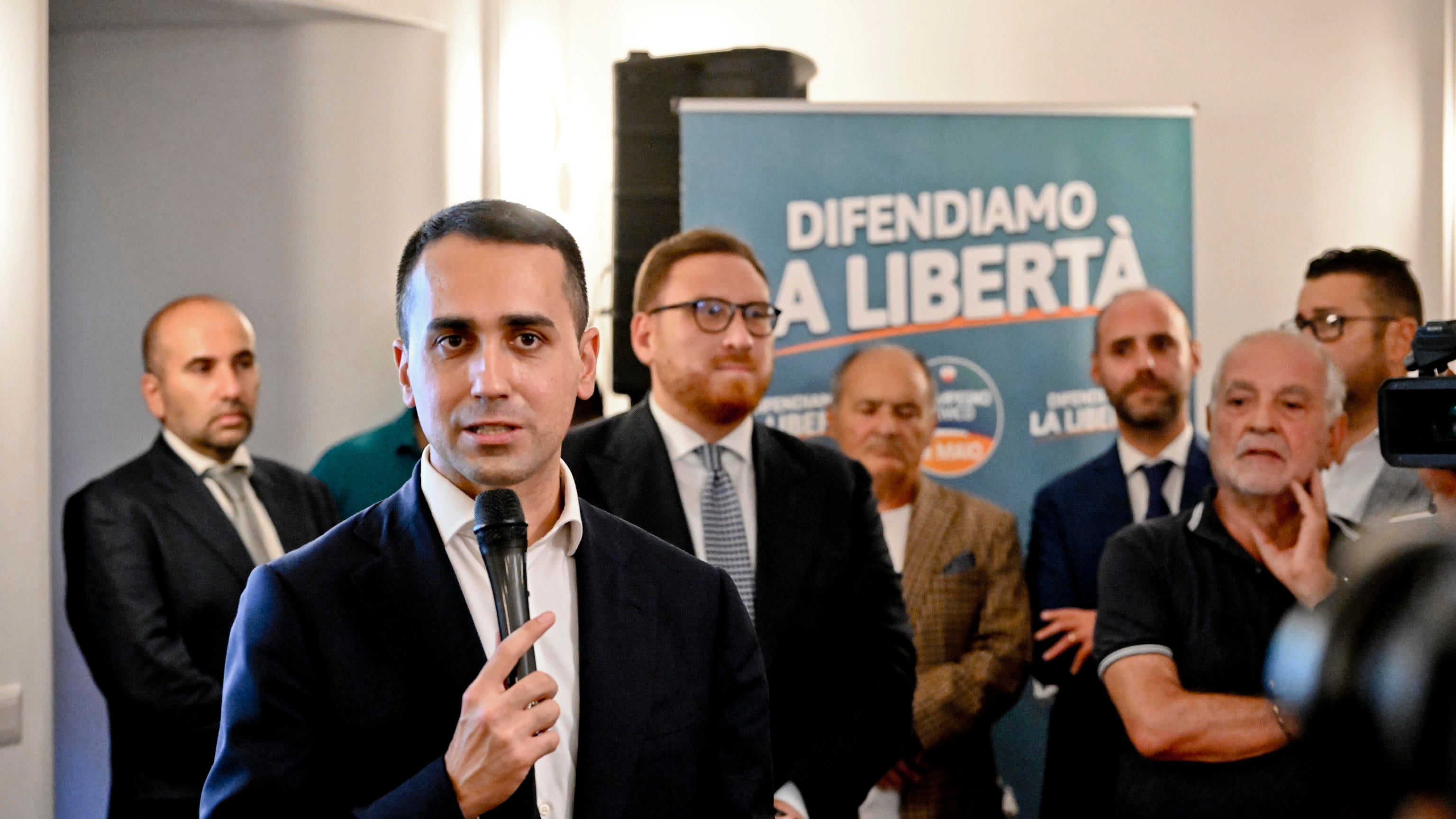 "Assassino", "Vattene a casa". Di Maio contestato anche a Napoli