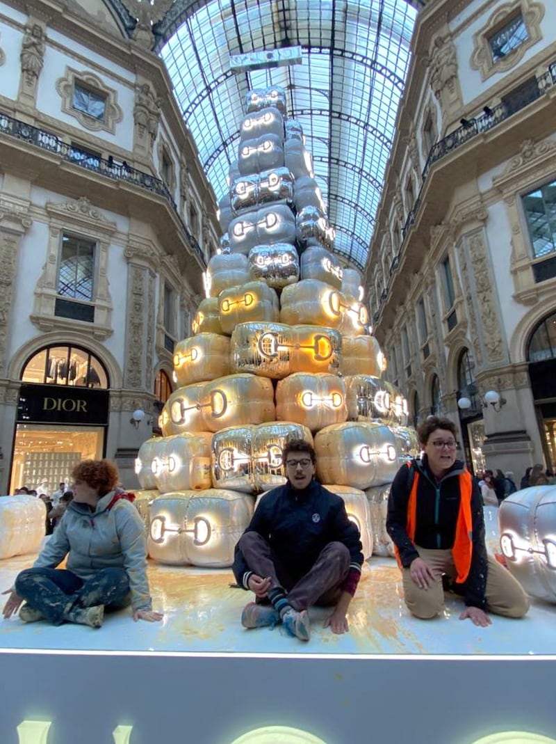 Ecovandali di Ultima generazione imbrattano l’albero di Gucci 4