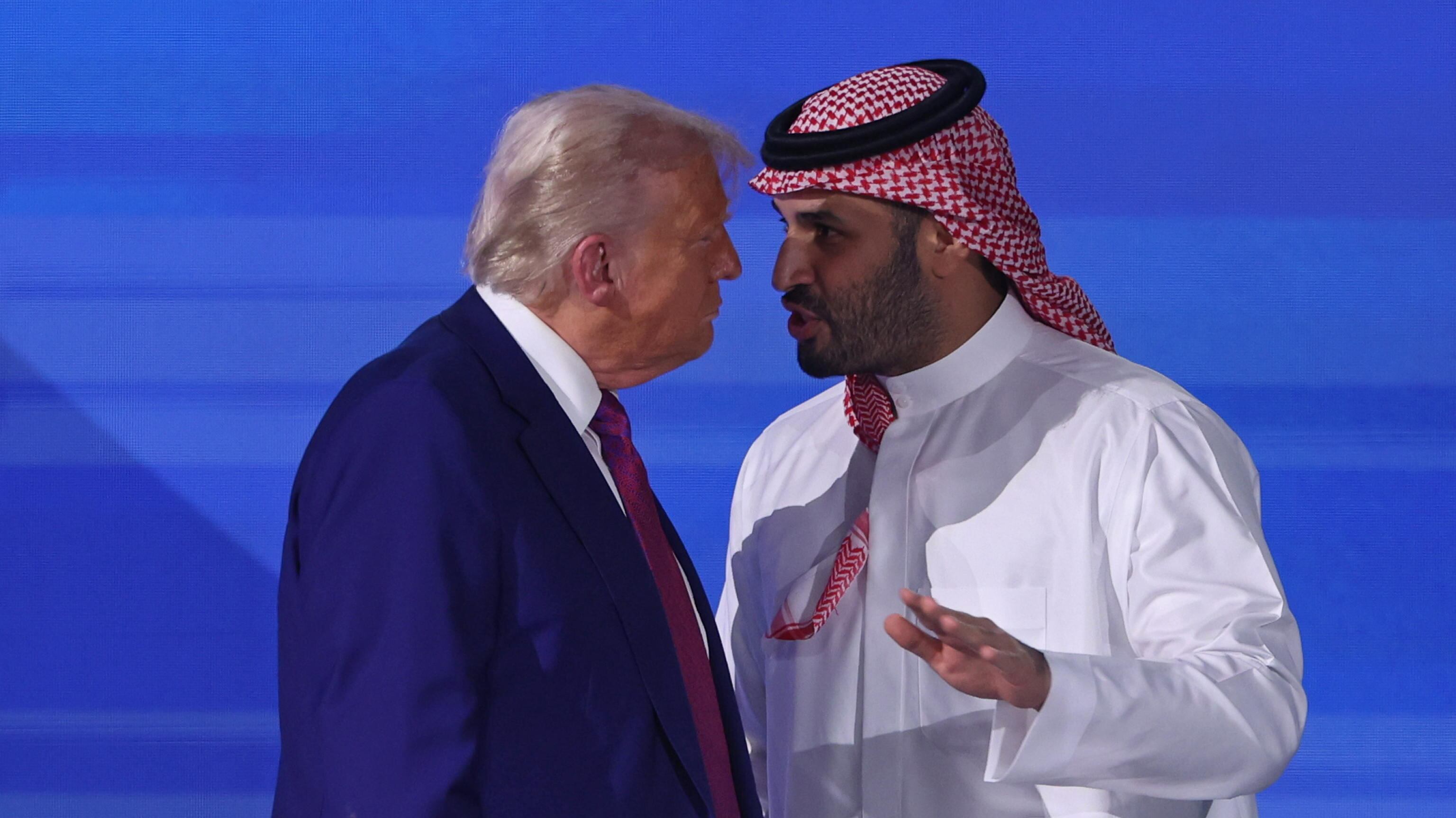 Accordi da 600 miliardi e taglio delle sanzioni alla Siria: show di Trump a Riad