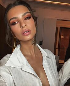 Emily Ratajkowski, capelli viola e seno hot 26
