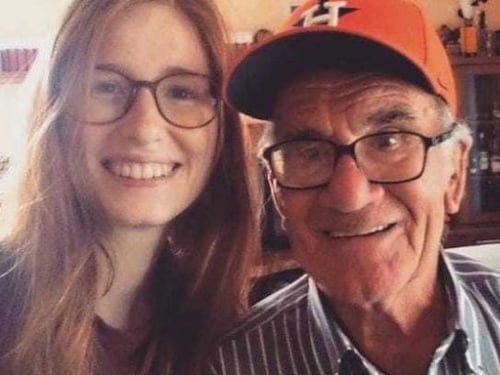 "Cerco un amico per il nonno: deve saper giocare a carte"