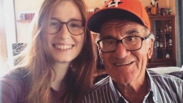 "Cerco un amico per il nonno: deve saper giocare a carte"