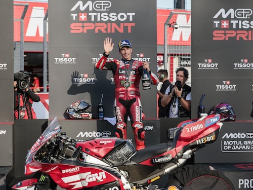 MotoGp, duello in Giappone: Marquez vince la sprint race, pole a Martin