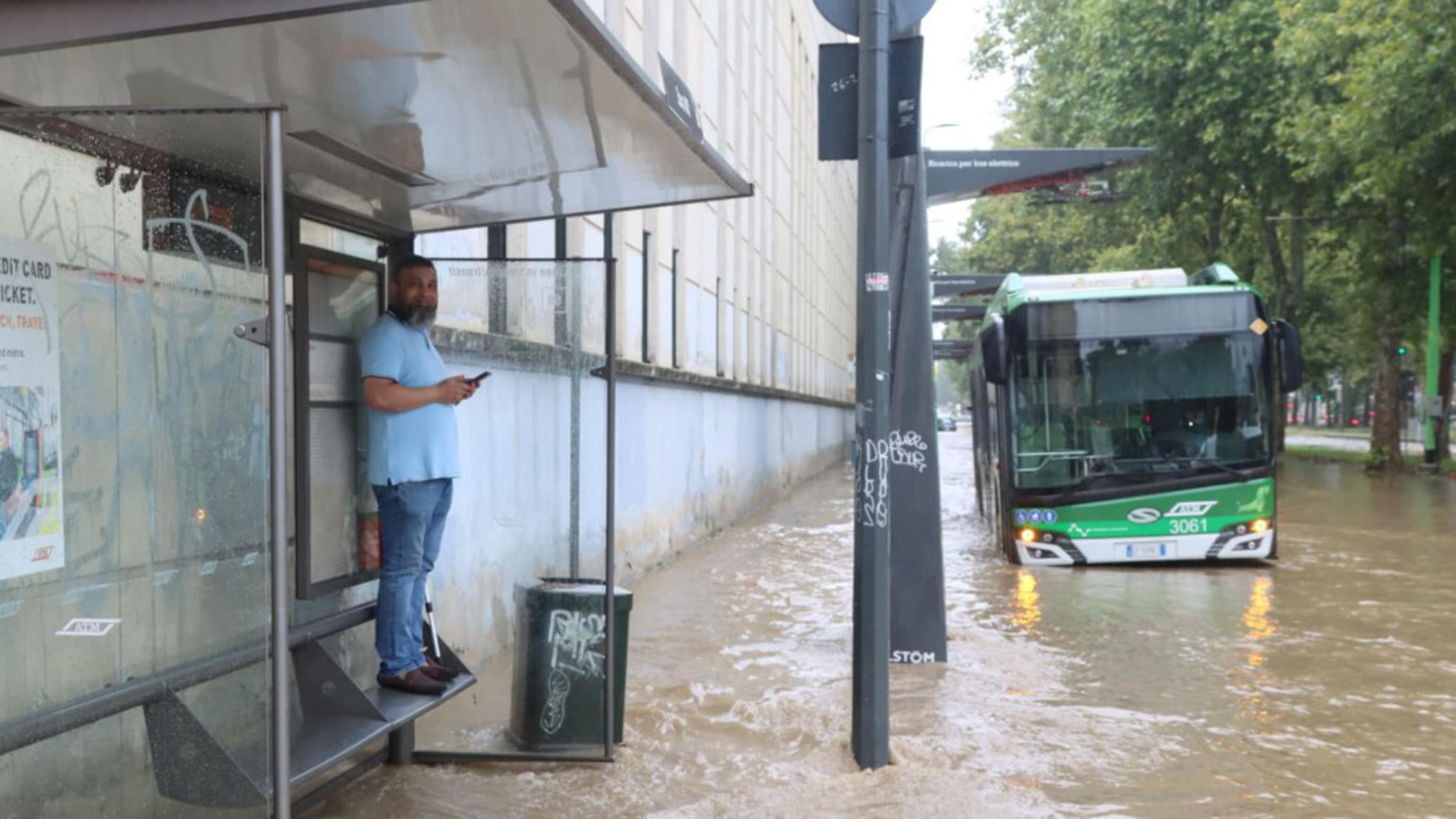 Esonda il Seveso. Strade come torrenti la città va sott'acqua