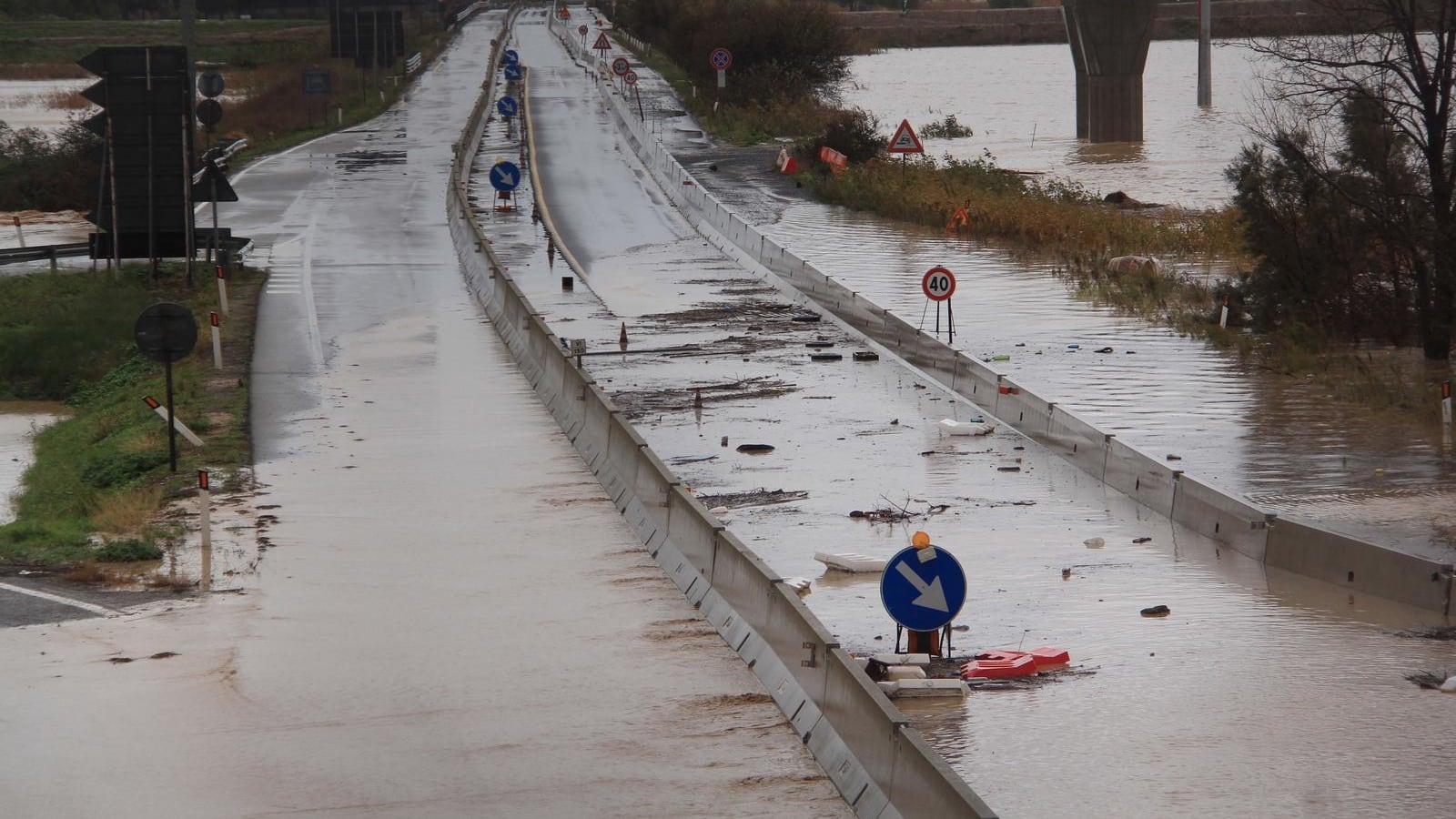 Maltempo, crolla un ponte a Grossetto: tre morti. Tre dispersi