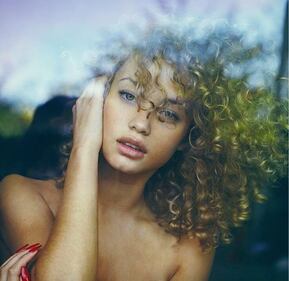 Rose Bertram, la modella belga solare e sensuale 27
