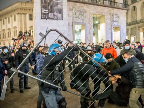 Violenza No Pass: botte e minacce a chi dissente. Lucarelli aggredita