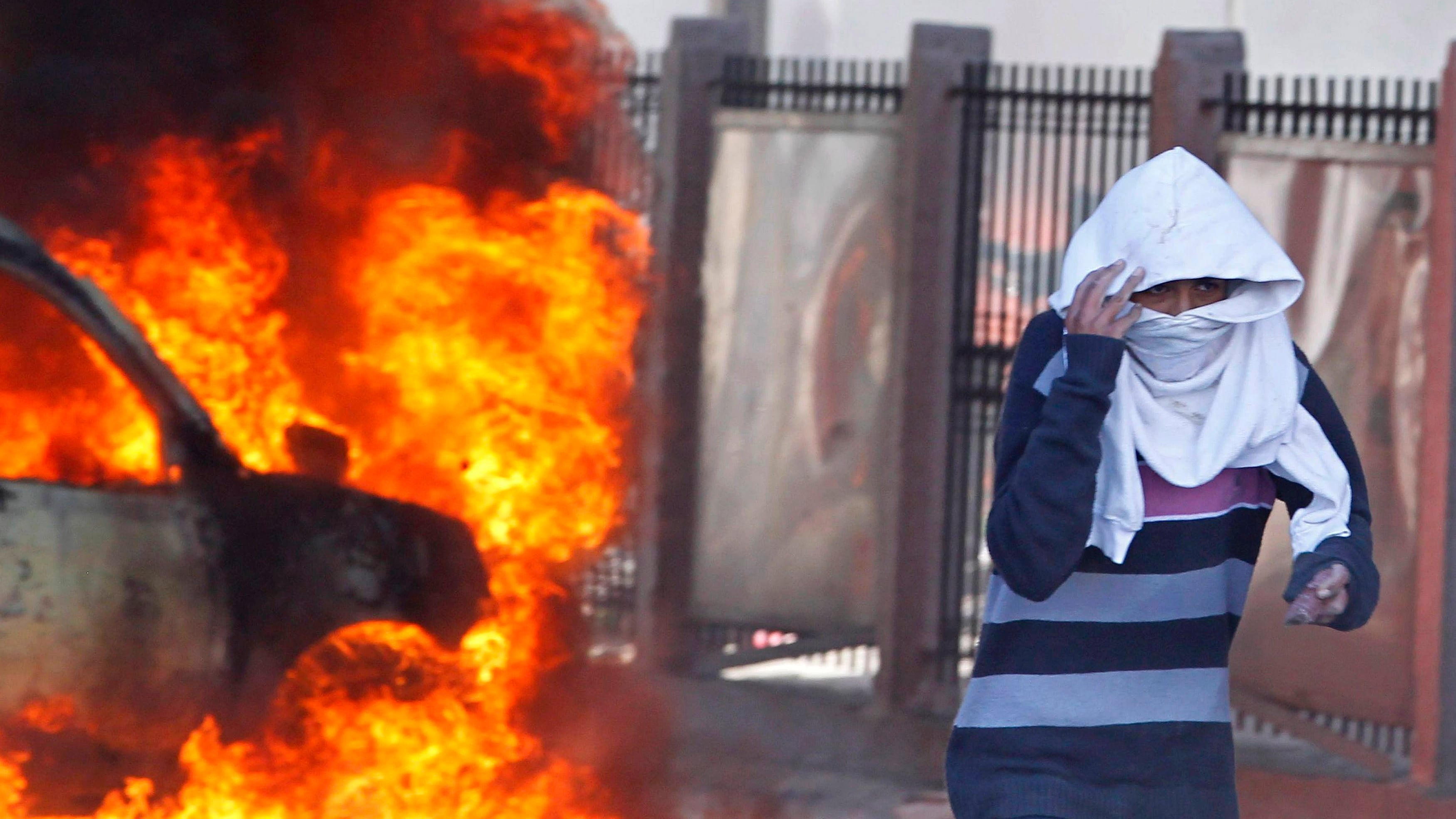 Tunisia ferma per i funerali di Belaid Ancora scontri nella notte