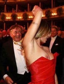 Ballo delle debuttanti: sexy incidente per Elisabetta Canalis 8