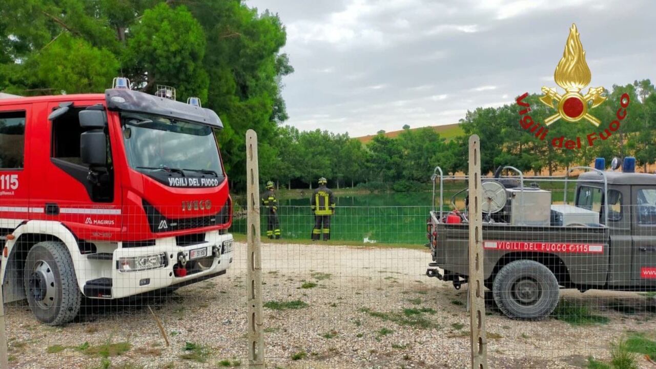 Carica la moglie malata in auto e si butta nel lago. Tragedia a Macerata