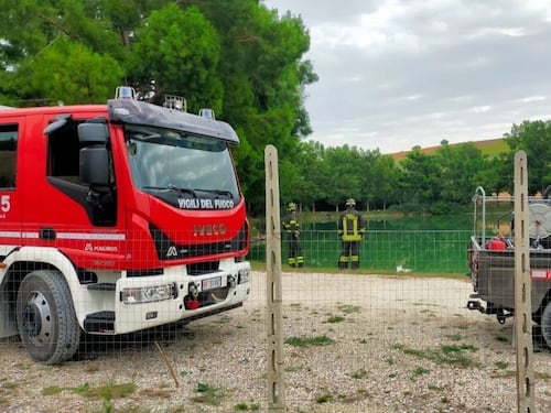 Carica la moglie malata in auto e si butta nel lago. Tragedia a Macerata
