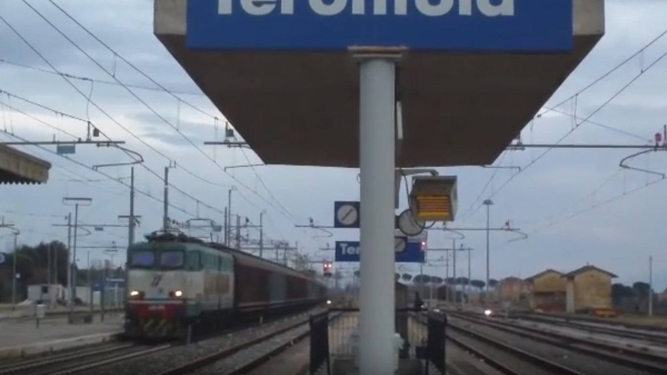 Gambiano viaggia senza biglietto: su di lui un ordine di cattura