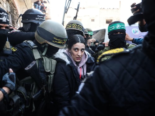 Il video choc della prigioniera israeliana: urla di morte e odio prima della liberazione