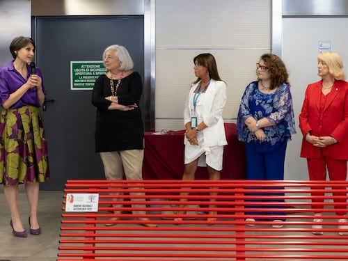 Linate, due panchine rosse contro la violenza sulle donne