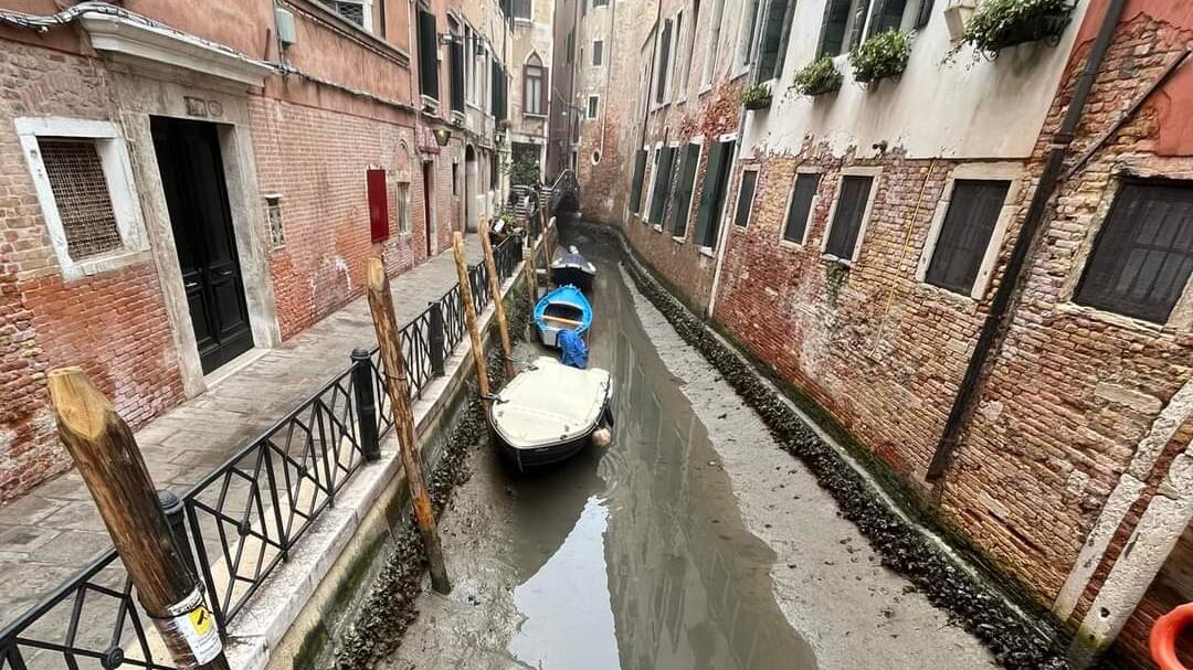 "A piedi coi malati in braccio" . Scatta l'allarme a Venezia