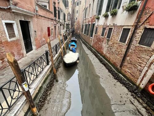 "A piedi coi malati in braccio" . Scatta l'allarme a Venezia