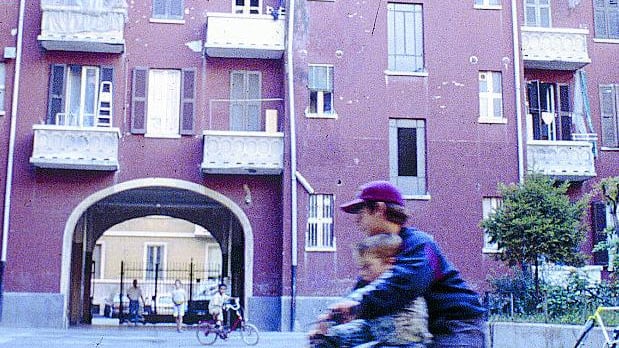 Case popolari a pezzi ma il Comune pensa ai portieri bilingue