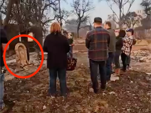 Tra le ceneri dei roghi spunta la statuina di Maria: e a Los Angeles c'è chi grida al miracolo