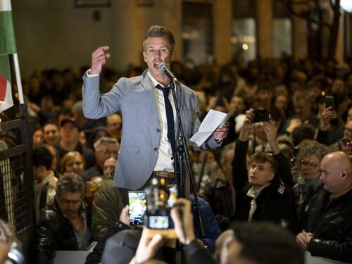 Magyar, l'anti-Orbán guida la marcia dei centomila