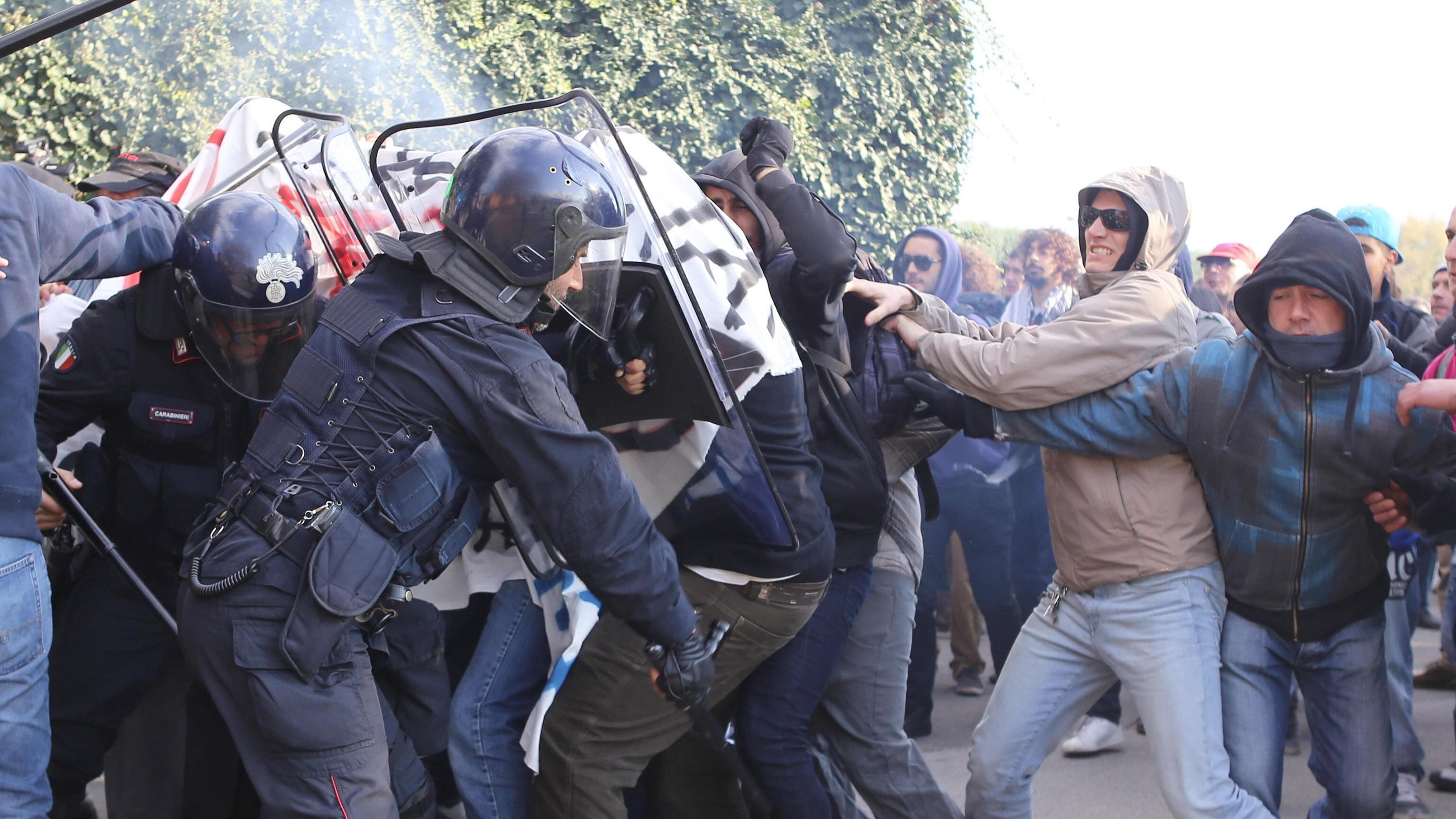 Ecco le nuove regole del Viminale: così gli agenti fronteggeranno i violenti