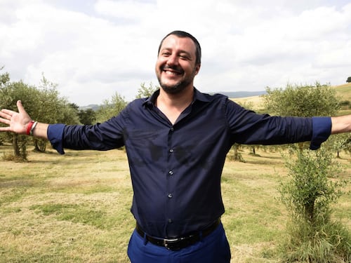 Salvini liquida i radical chic: "Multimilionari aprano le ville"