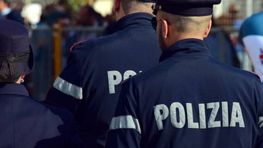 Palermo, lancia bottiglie di vetro e tira calci alle auto: in manette senegalese