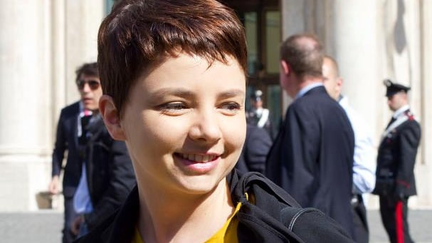 La grillina contro il democratico: "Ha cercato di darmi pugni in aula"