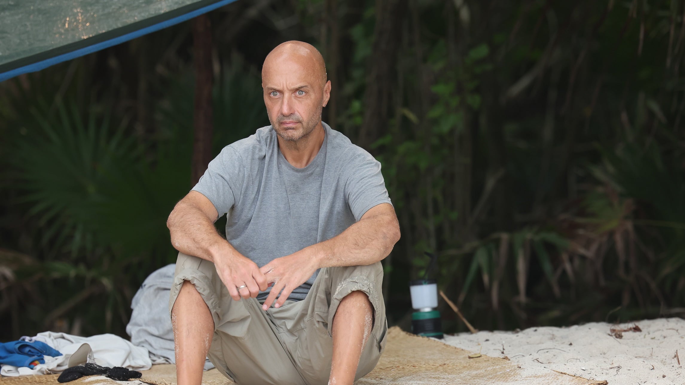 "Situazione pesante". Perché Joe Bastianich si è ritirato dall'Isola dei famosi