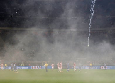 Fumogeni in campo, partita sospesa 9