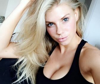 Charlotte McKinney, curve sexy su Instagram: foto 7