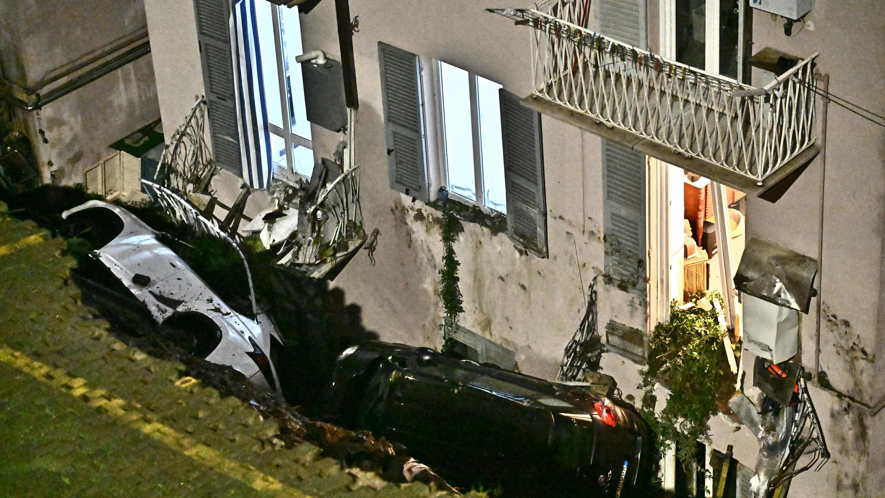 Paura a Genova dopo le piogge. Crolla un parcheggio, 20 persone sfollate