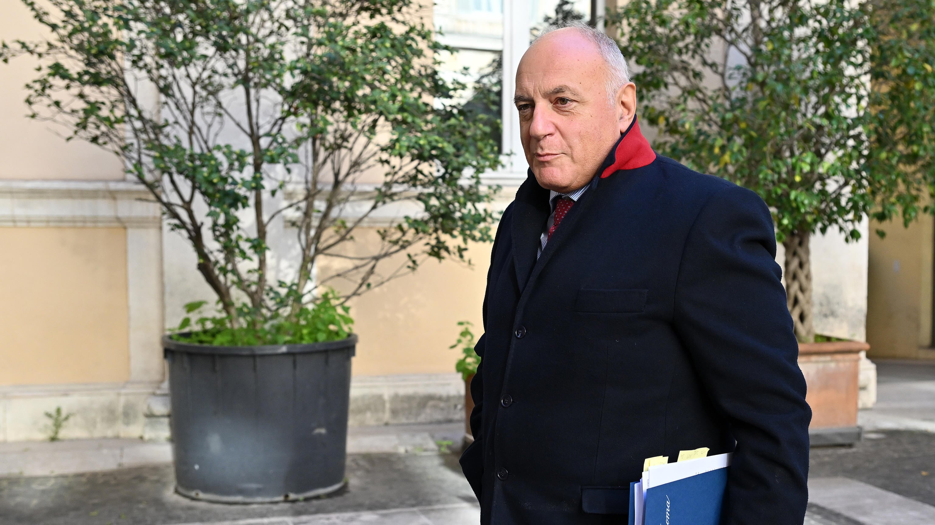 Roma, sfratto con sorpresa: sfondano casa del questore