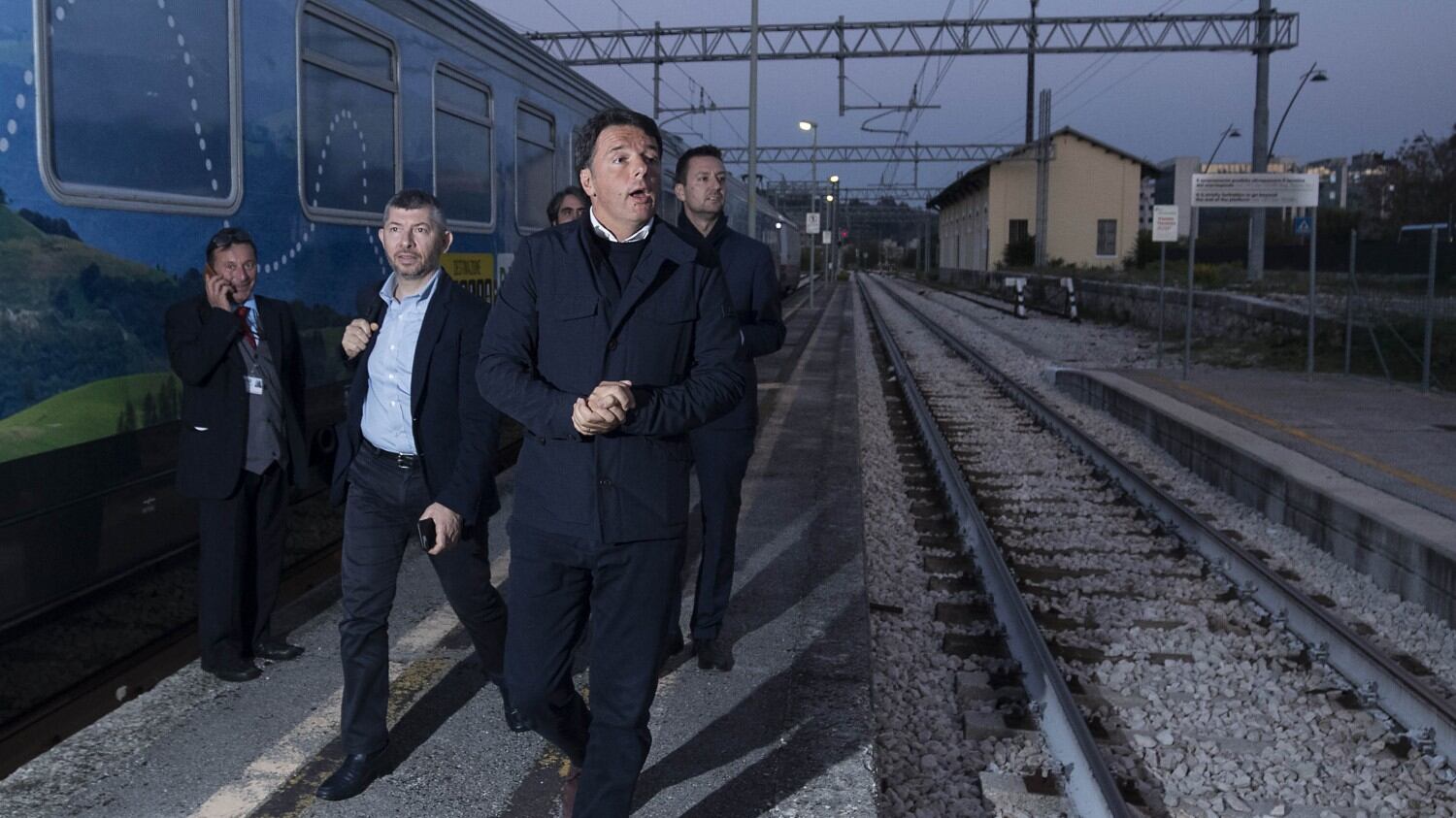 Il treno triste di Matteo: ogni fermata una contestazione
