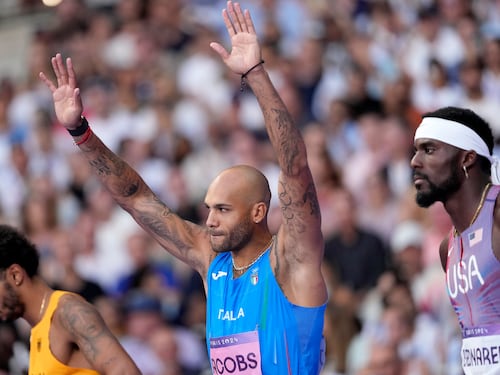 Olimpiadi, Jacobs corre in 9.85 ma è solo quinto: vince Lyles al fotofinish su Thompson