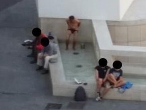 Brescia, uomo si fa il bidet nella fontana