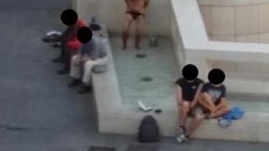 Brescia, uomo si fa il bidet nella fontana