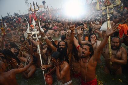 India: i devoti nelle foto dal fiume Gange  6
