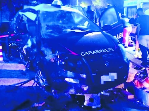 Schianto fra auto di notte. Muoiono due carabinieri