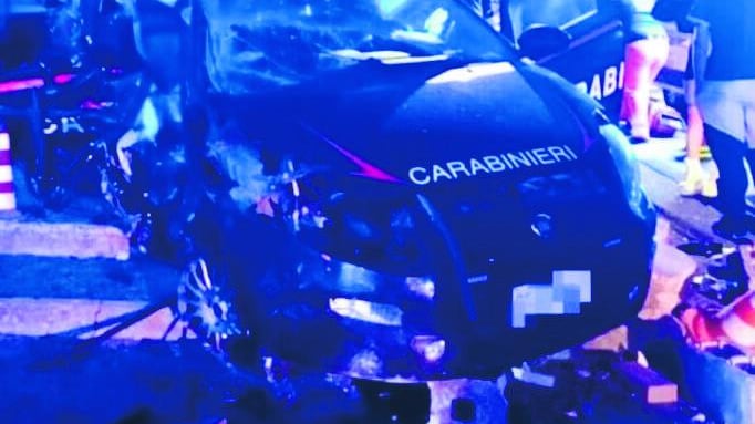 Schianto fra auto di notte. Muoiono due carabinieri