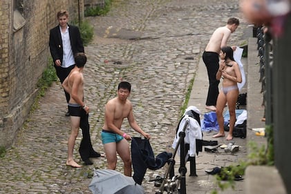 Gli studenti di Cambridge festeggiano tuffandosi nel fiume 9
