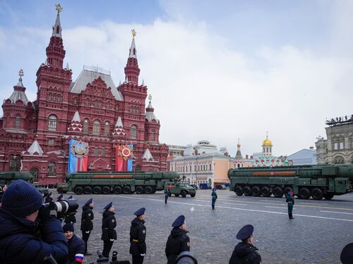 Putin schiera la triade nucleare, 64mila soldati e sottomarini strategici in azione: a cosa punta