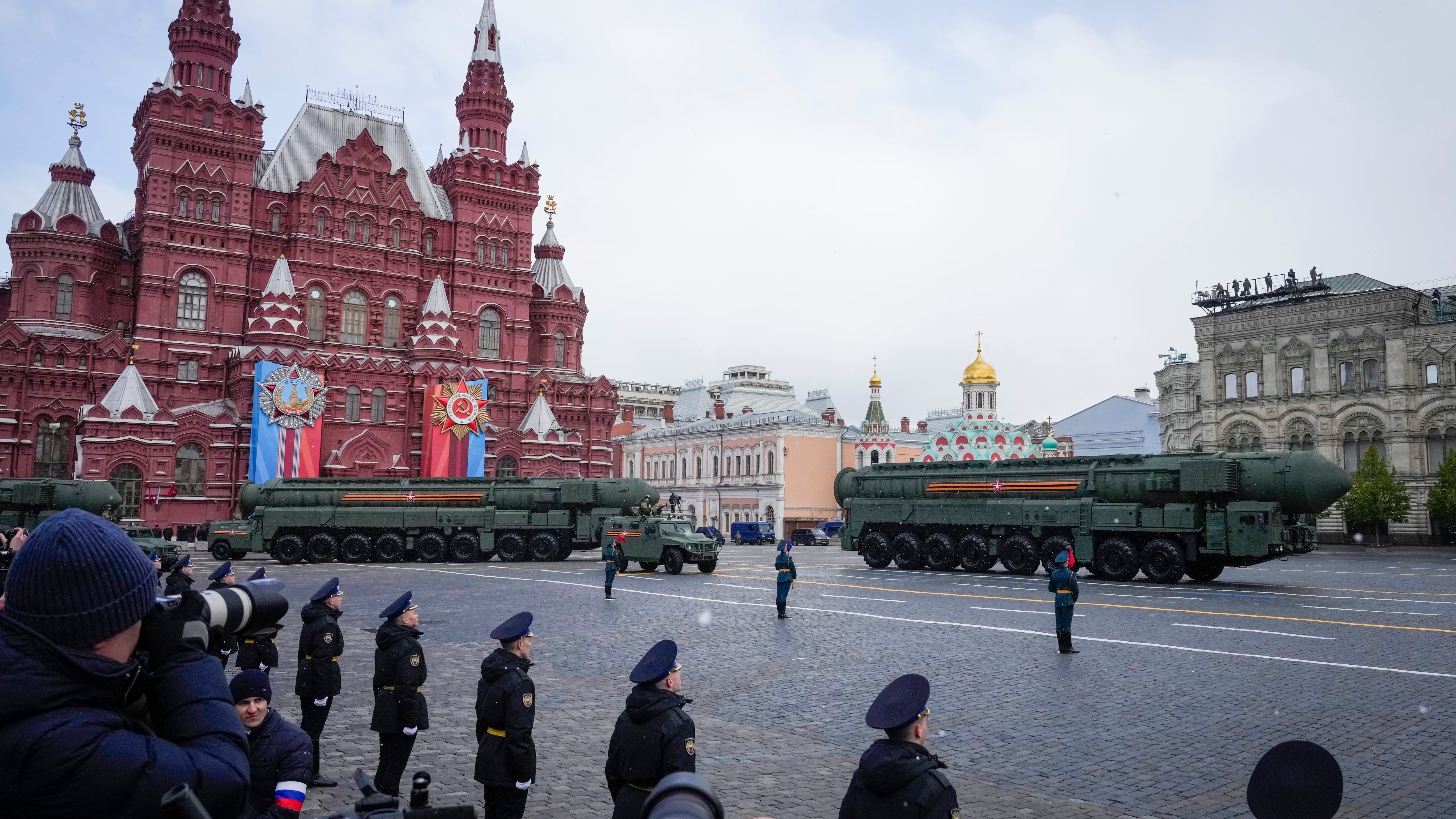 Putin schiera la triade nucleare, 64mila soldati e sottomarini strategici in azione: a cosa punta