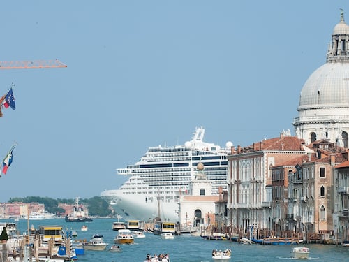 Guardian: "Venezia, navi da crociera inquinano, portatevi la mascherina"