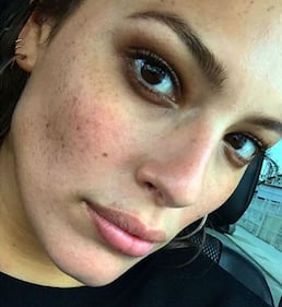 Ashley Graham sexy con gli occhiali 11