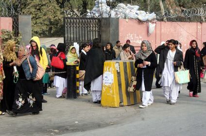 Peshawar, tornano in classe gli studenti della scuola colpita dai talebani 11