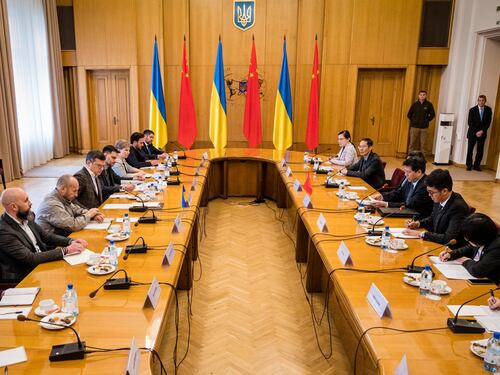 L'inviato cinese a Kiev: "Soluzione politica". L'Ucraina: "Rispettare la nostra integrità"