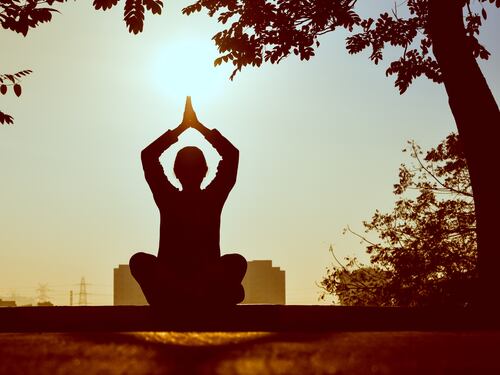 Yoga per over: come funziona, benefici e controindicazioni