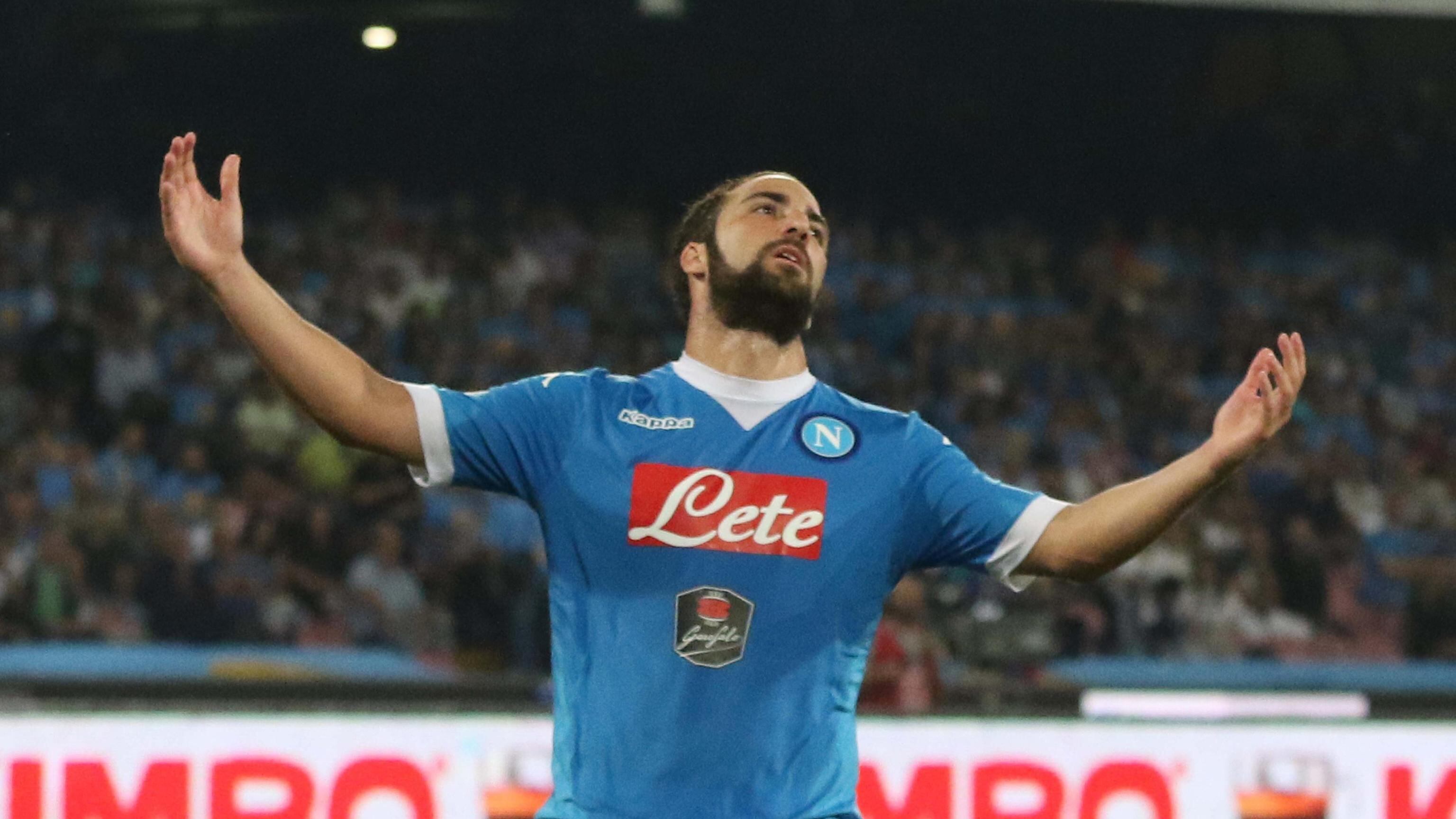 Higuain espulso reagisce e mette le mani sul petto all'arbitro